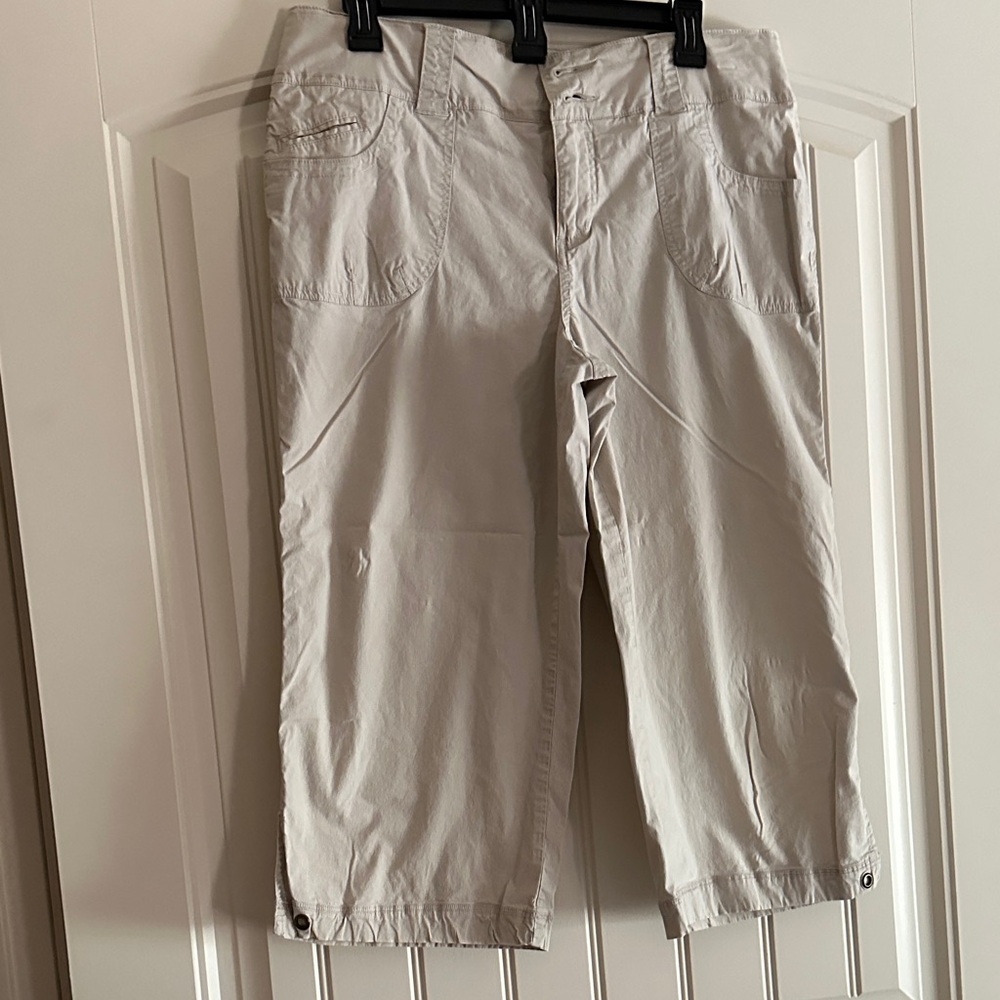 Intro. Women's Light Tan Bermudas